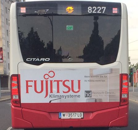 Fujitsu-Klimasysteme machen auf sich aufmerksam. Auf zahlreichen Bussen der Wienerlinien sind sie nun zu sehen.